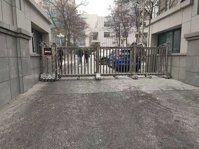 伸缩门