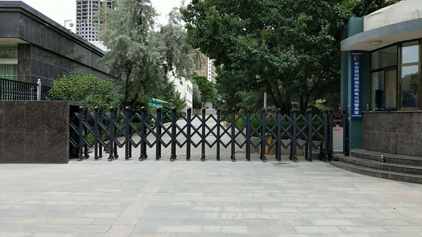 西宁伸缩门修