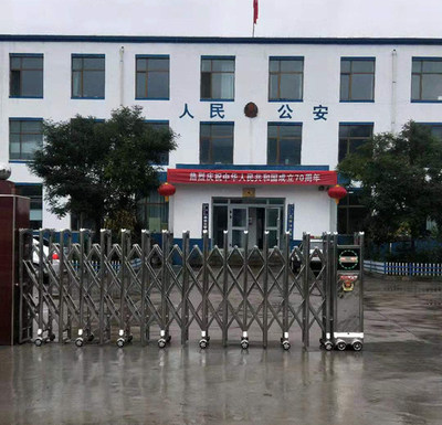 伸缩门